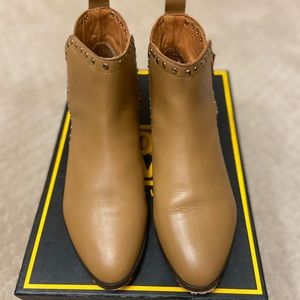 Pour la Victoire camel leather booties